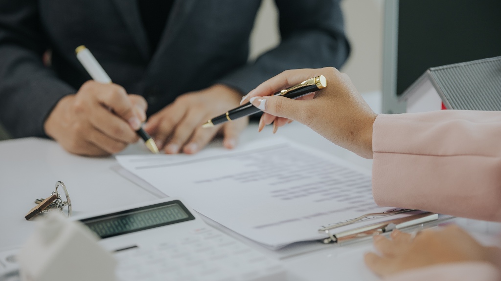 client is consulting with lawyer about real estate closing process